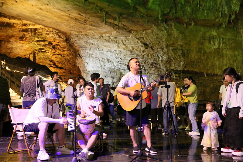 張家界黃龍洞上演“16℃的夏天”音樂(lè)會(huì)