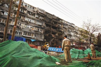 救援人員在現(xiàn)場排查。