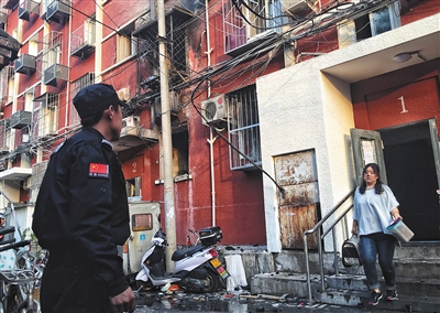 居民整理完家中的貴重物品后從居民樓走出。