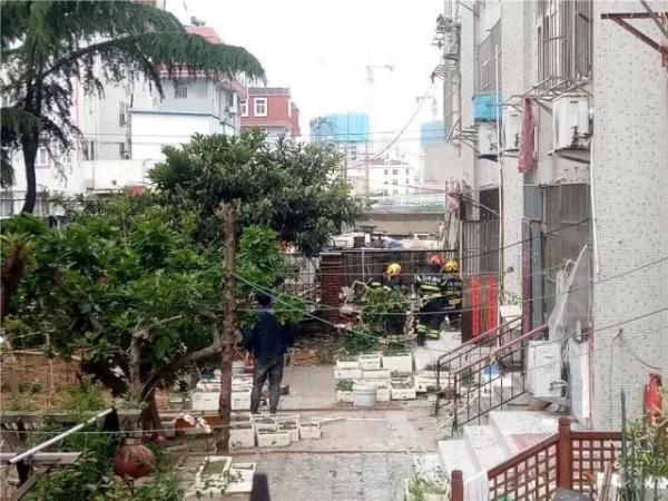突發(fā)！青島一居民樓發(fā)生爆燃！已造1人死亡，7人受傷！3公里外有震感…