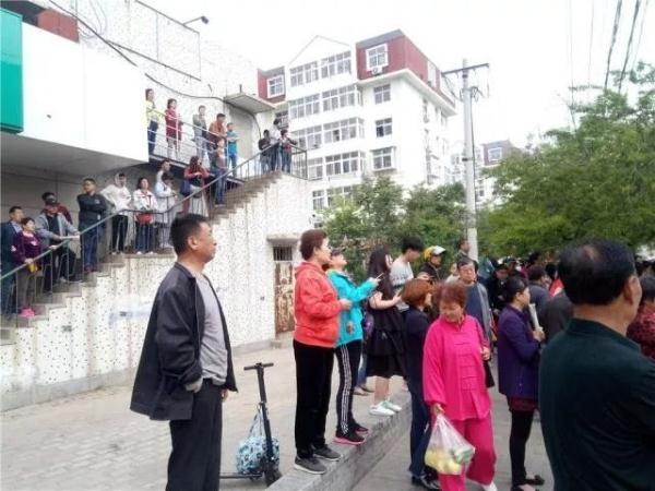 突發(fā)！青島一居民樓發(fā)生爆燃！已造1人死亡，7人受傷！3公里外有震感…