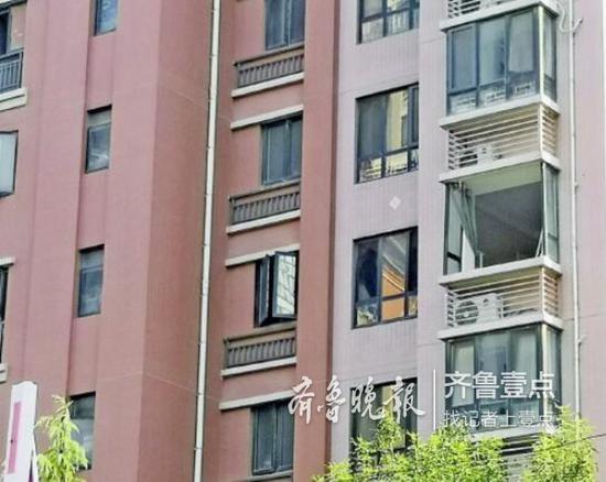 該住戶家的窗戶多處破損。 齊魯晚報·齊魯壹點記者 時培磊 攝