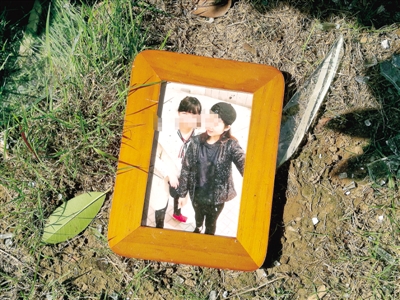 爆炸發(fā)生后，散落在外的物品