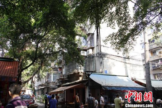 圖為煤氣爆燃民房。 朱柳融 攝