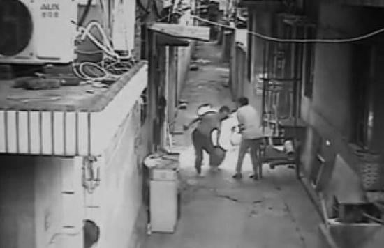 柳兆偉拖著冒火的煤氣瓶往河邊跑。視頻截圖